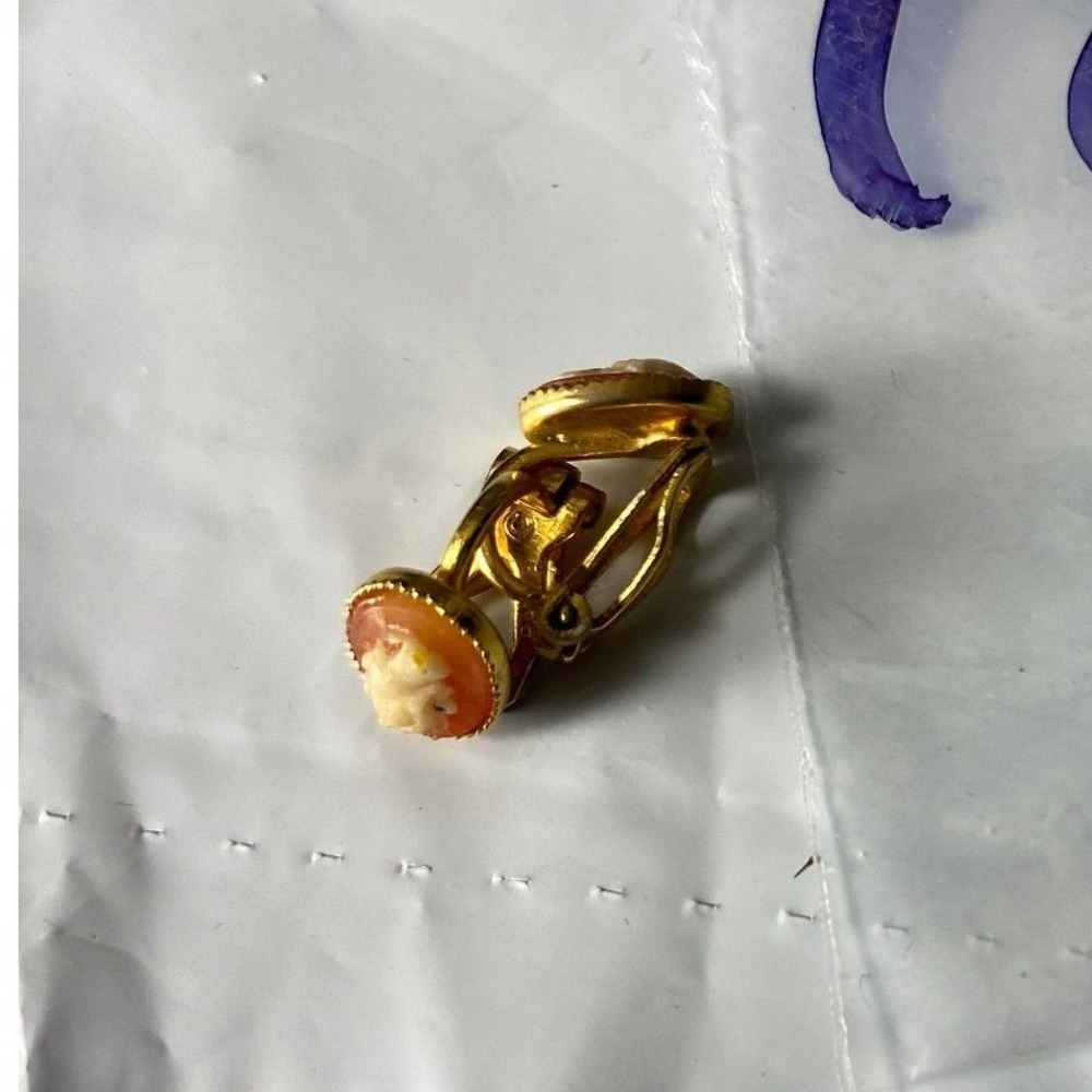 Vintage Gold Tone Carved‎ Cameo Clip On Earrings
